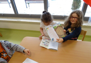 15 Dzieci oglądają książeczki labirynty